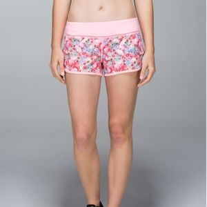 Lululemon floral flowabunga/bleached coral speed up size 6 low rise 2.5 inches